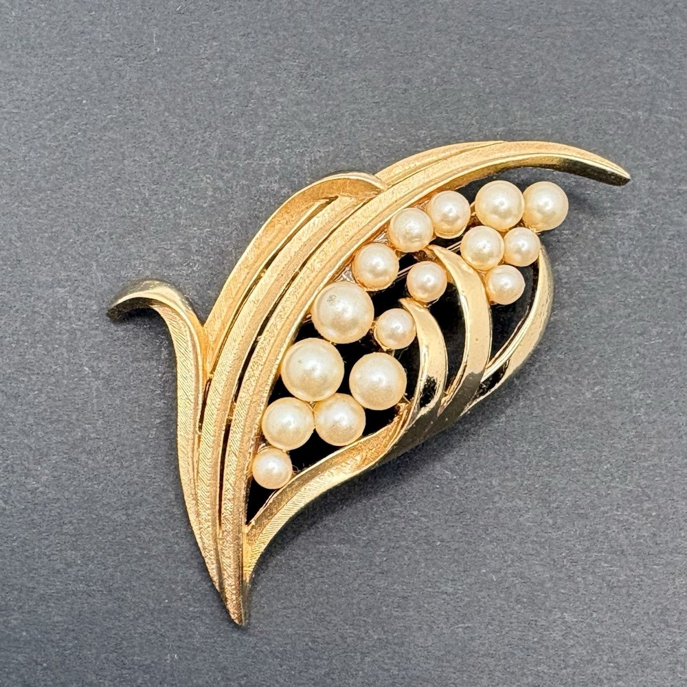 Vintage Crown Trifari Brushed Gold Tone Leaf Floral Faux Pearls Brooch‎